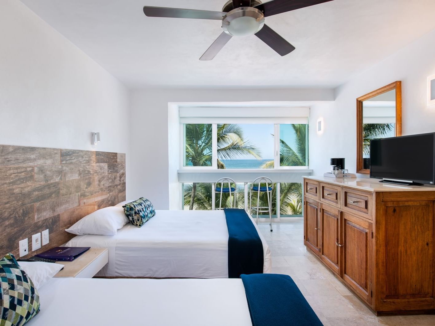 Twin beds in Superior Room at Hotel Villa Varadero