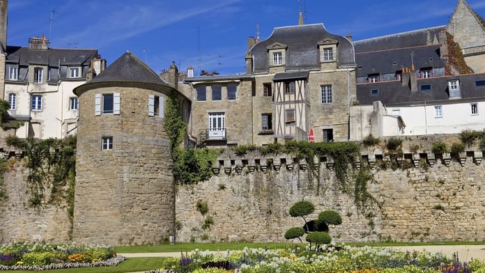 Le majestueux Château Saint-Louis et les environs près des Hôtels Oceania