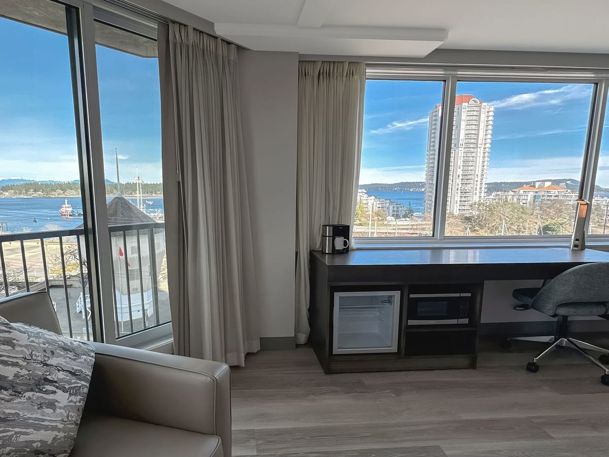Hotel guestroom boasting scenic waterfront views of Nanaimo, BC