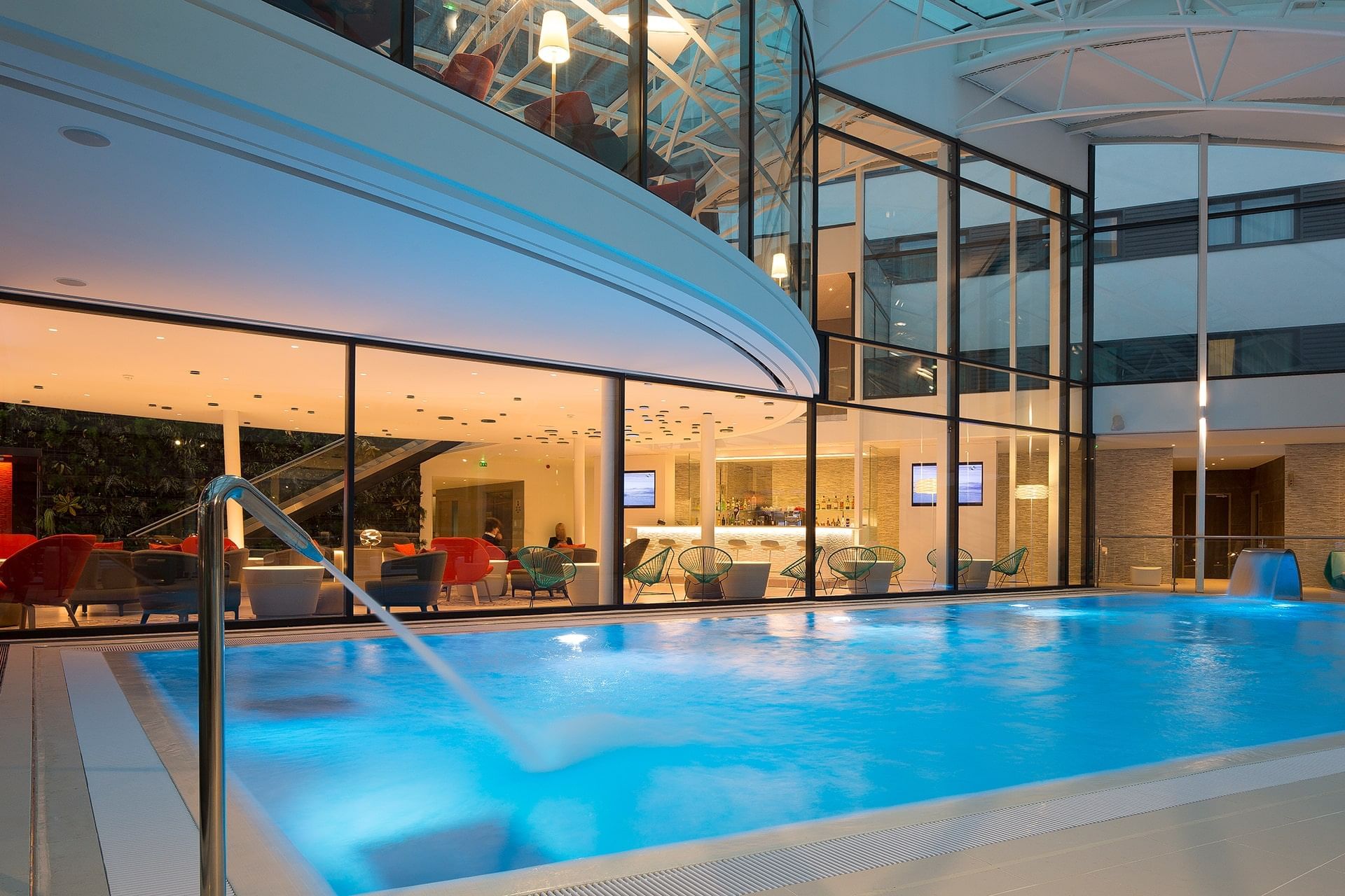 Espace piscine intérieure près du hall à l'Oceania Paris Roissy CDG