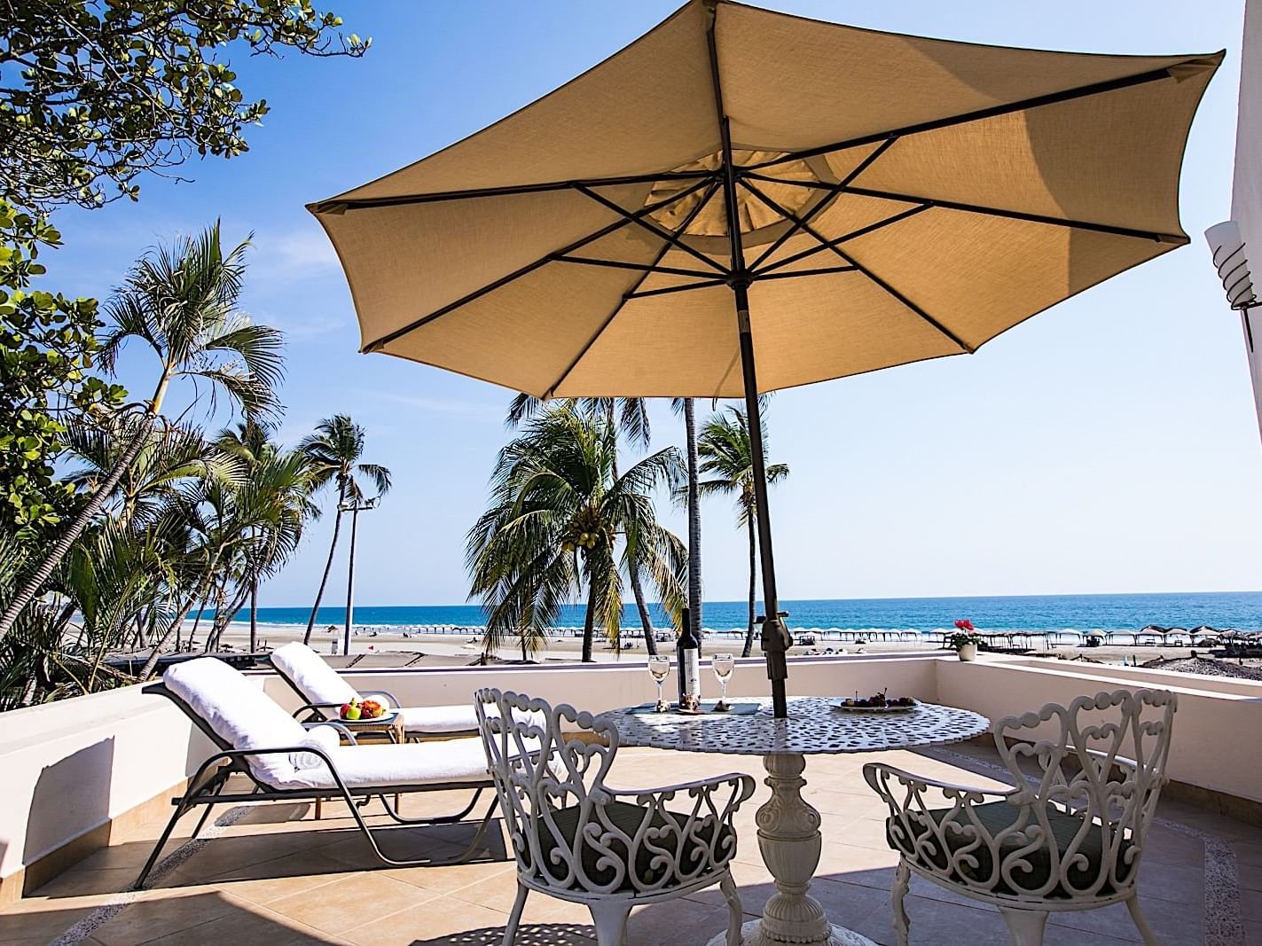 Sun lounges by the sea at Pierre Mundo Imperial