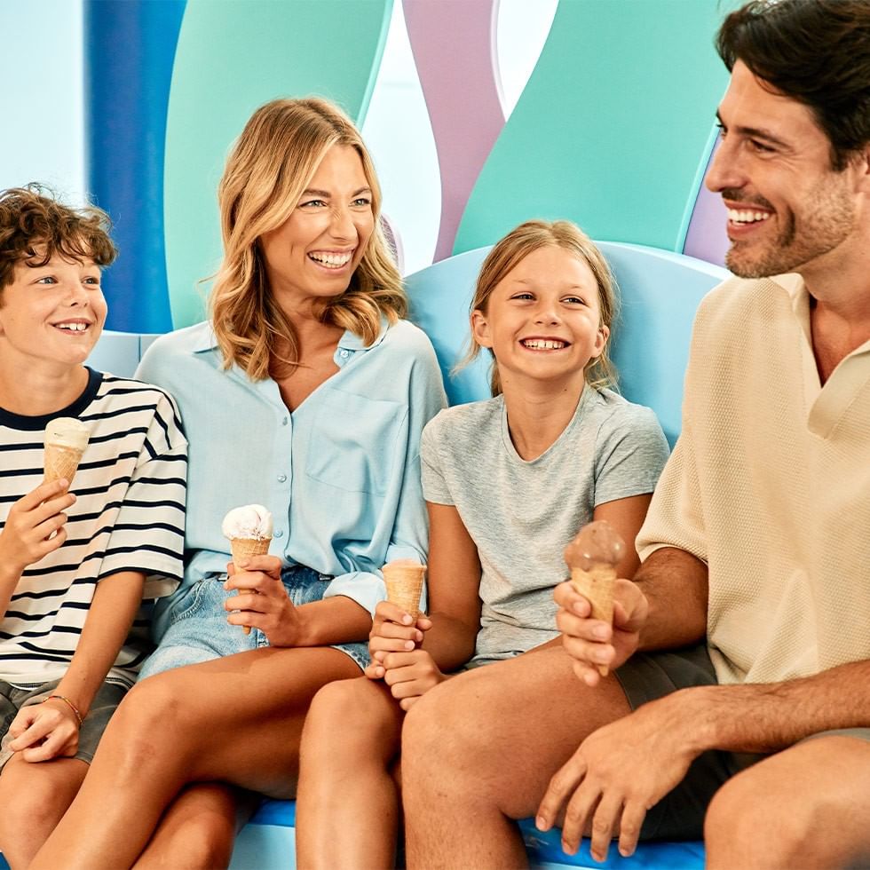Familie genießt Eis in Entspannte Eltern-Angebot.