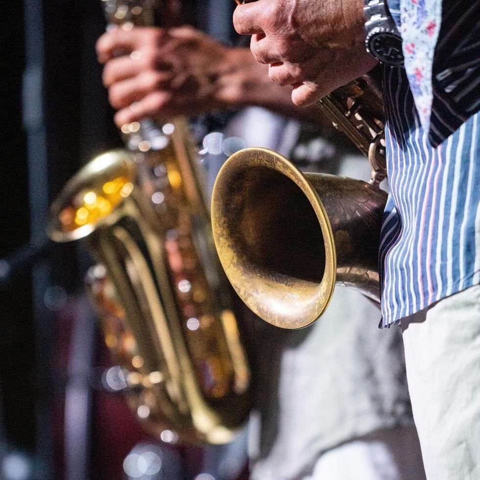 Musiker mit Saxophonen feiern den Internationalen Tag des Jazz