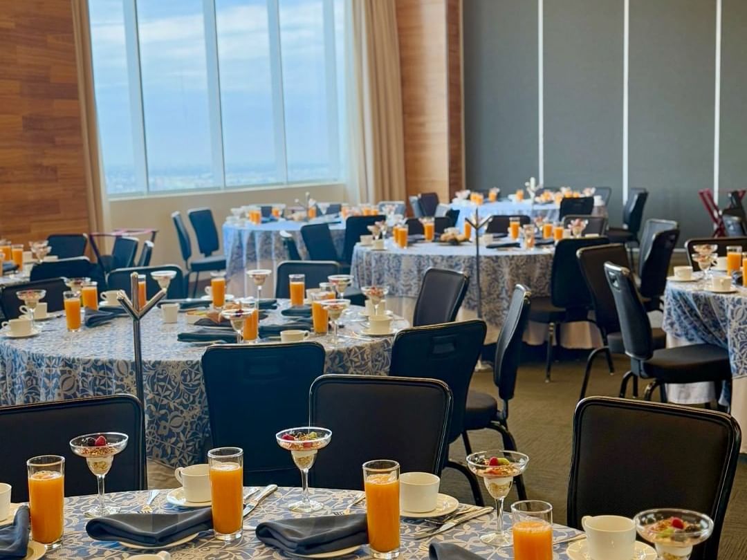 Salones San Sebastián, Santiago y San Cristobal de Montecillo with tables set at Fiesta Americana San Luis Potosí