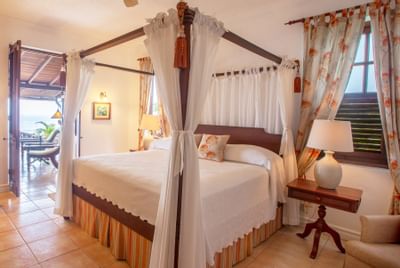 King-sized canopy bed with ocean view in Tobago