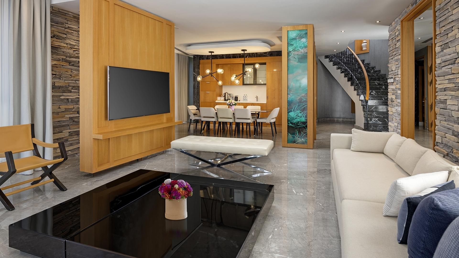 Современная гостиная Superior Villa в Titanic Luxury Collection Bodrum с диваном, журнальным столиком, телевизором, обеденной зоной и лестницей