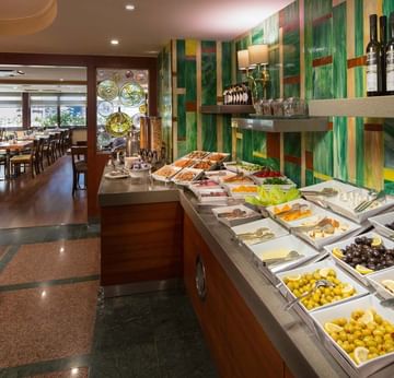 Titanic Comfort Şişli’deki Alesta Restaurant’ta, yemek alanıyla birlikte büfe tezgâhı.