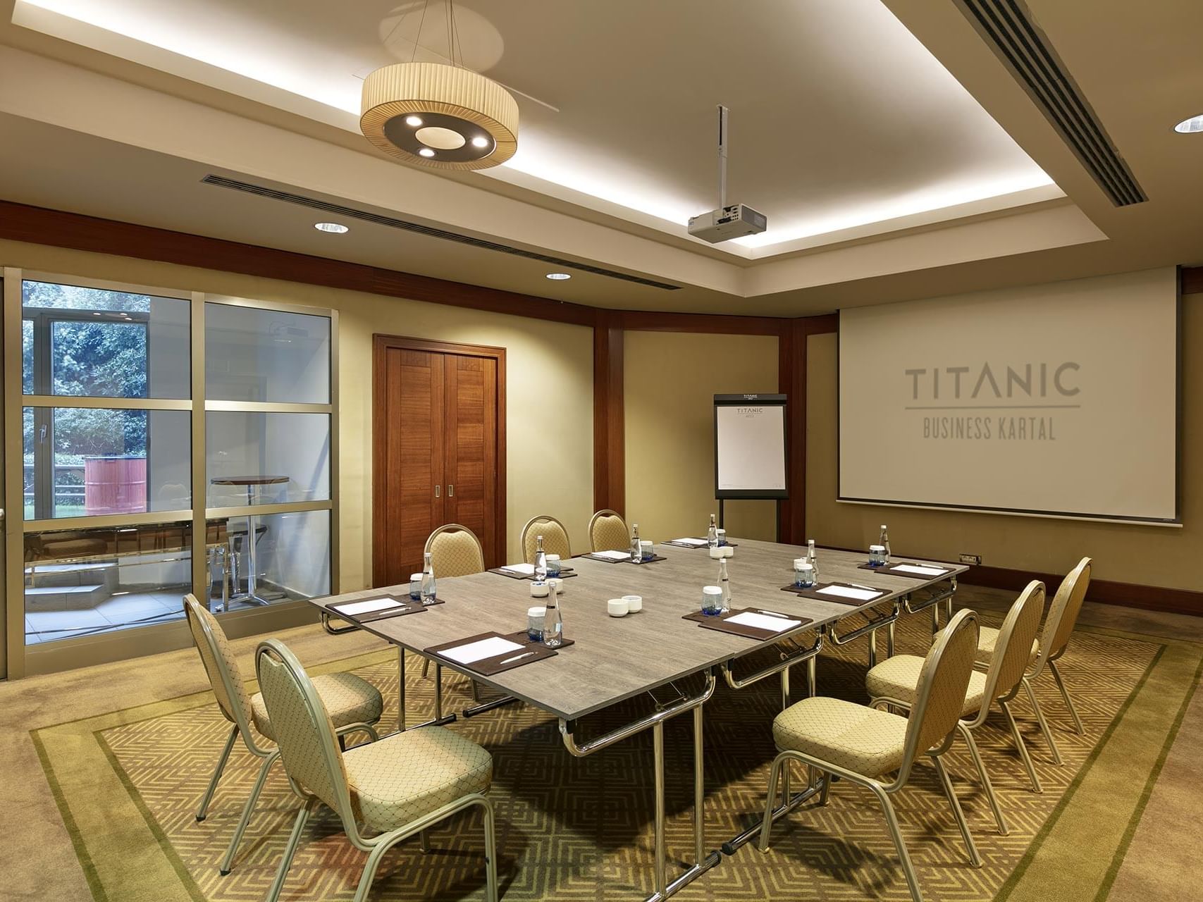  Titanic Business Kartal’daki Borneo toplantı salonunda, etrafı konforlu sandalyelerle çevrili yönetim kurulu masası.