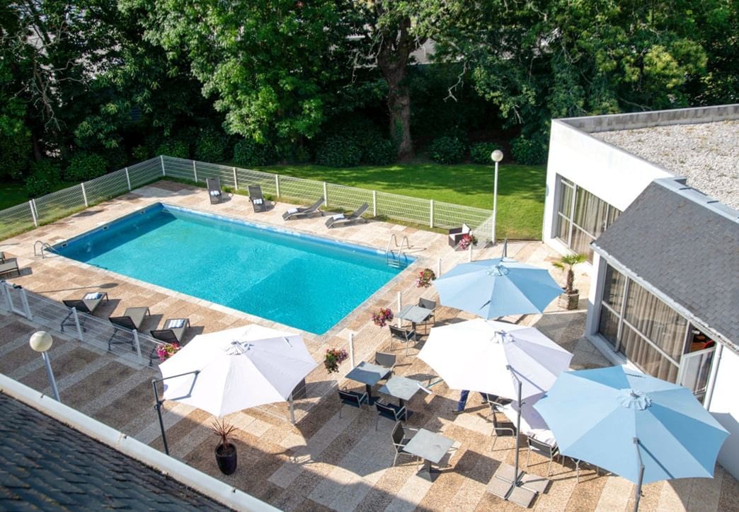 Vue aérienne de la zone de la piscine extérieure à l'Oceania Quimper