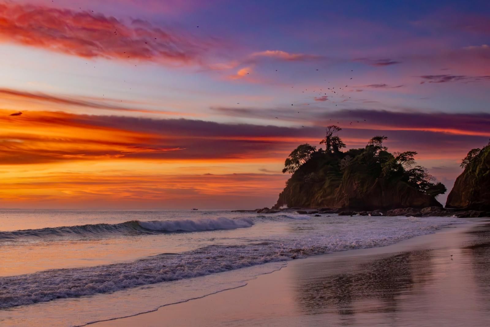 Atardecer en Punta Leona Beach Club - Turismo regenerativo en Costa Rica