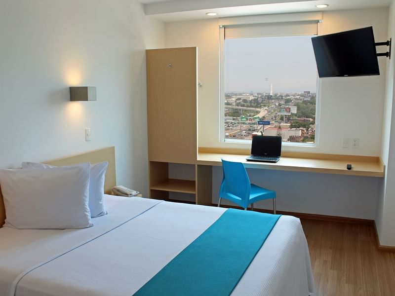 Baño con ducha, espejo y lavabo en One Hotels