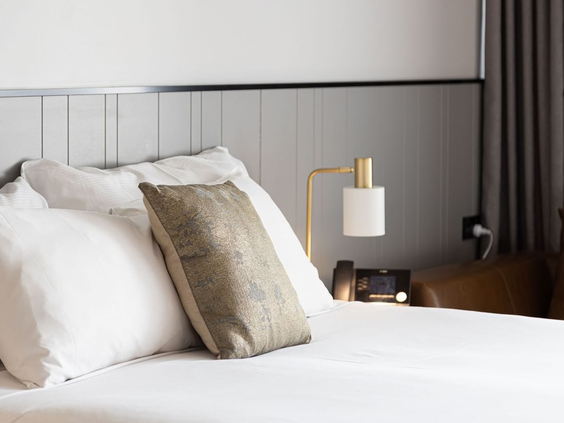 classic room bed and lamp