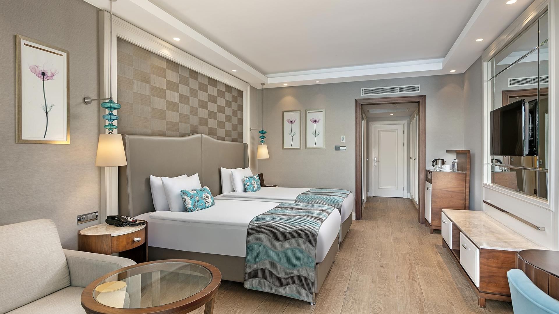 Family Pool Suite Swim-up в Titanic Deluxe Golf Belek — комфорт и стиль у самого бассейна.