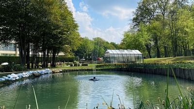 Parc du Domaine avec sa serre et sa fontaine