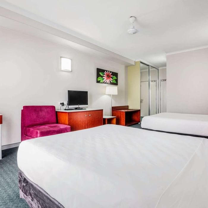 Standard Twin Room with a TV at Novotel Darwin Airport