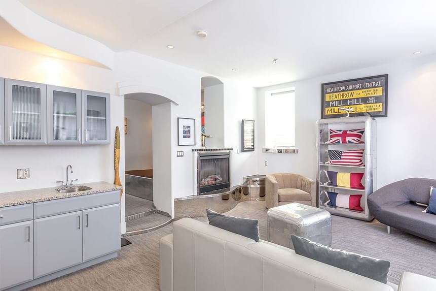 Kitchenette, living area with comfy sofas & fireplace in King Premier First Class at Retro Suites Hotel