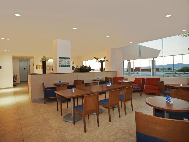 Interior del comedor de una sala de desayunos de One Hotels