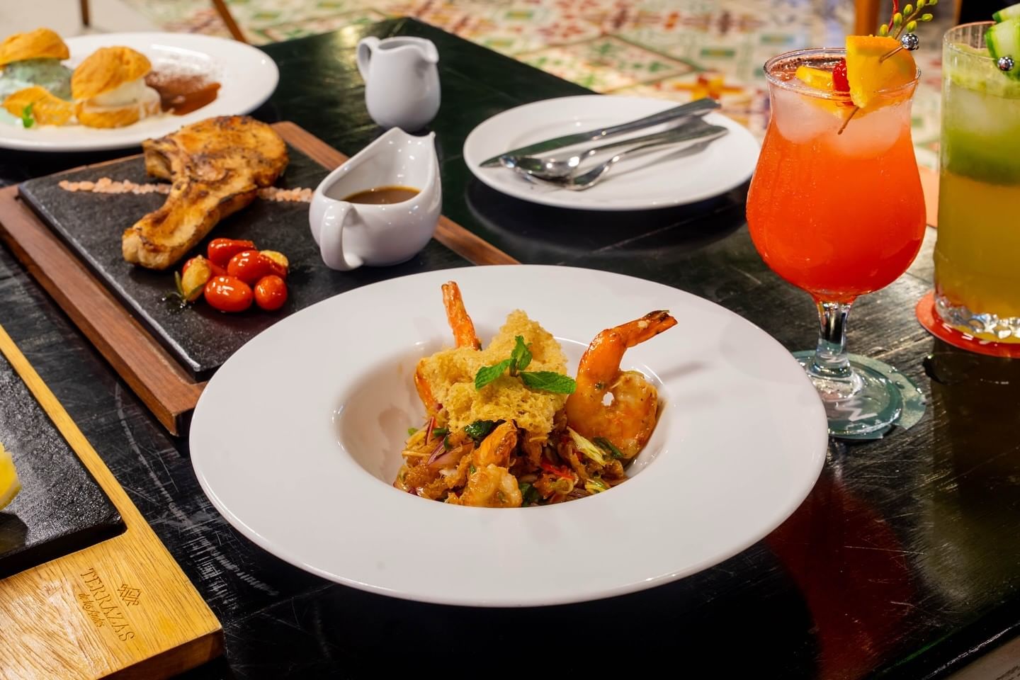 A rare gem of authentic Thai cuisine, Saeng Wa features grilled river prawn salad paired with crispy minced seabass, offering a perfect balance of sour, sweet, and a gentle hint of spice, a historic delicacy dating back to the reign of King Rama II (1809–1824).