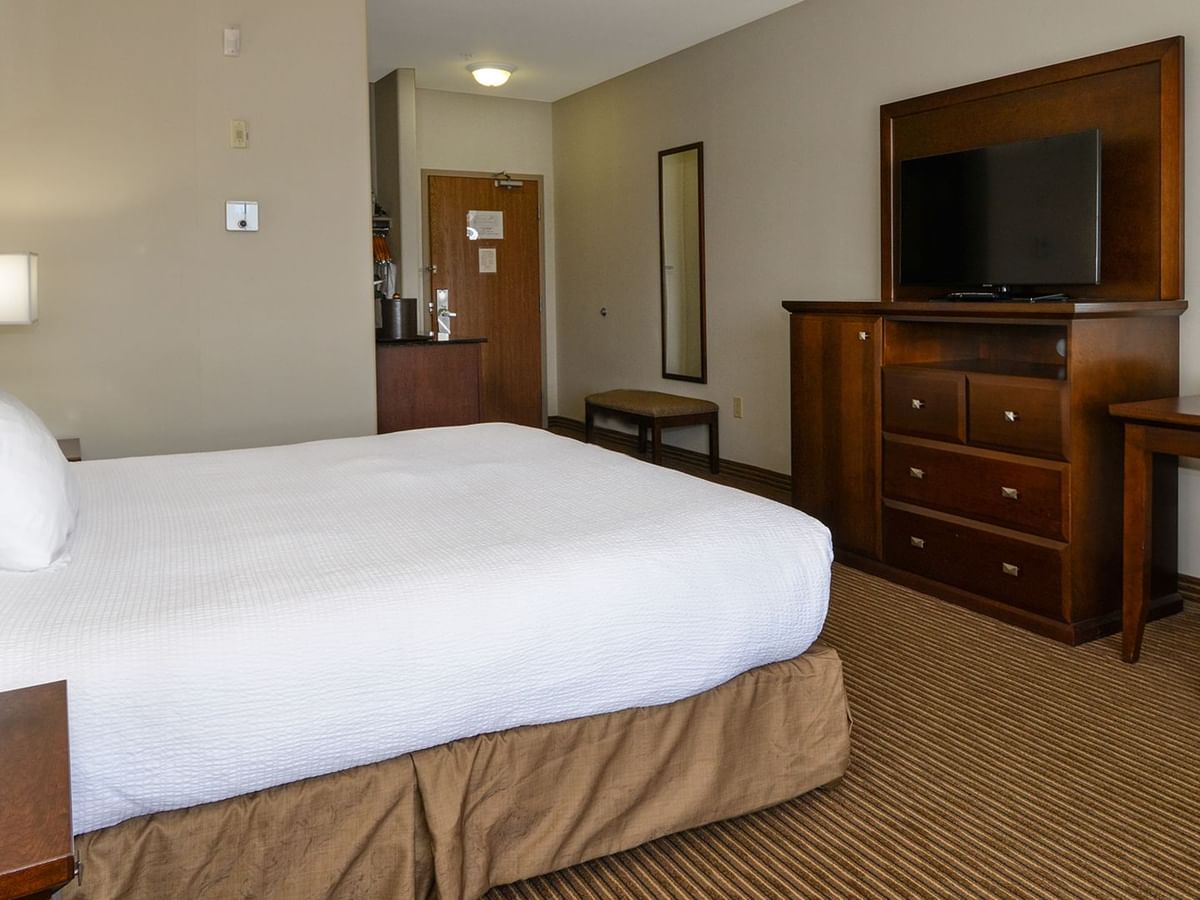 Hotel room with king bed, large TV, work desk and chair