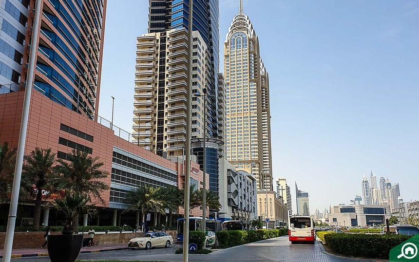 Exterior view of the hotel & car park at 2 Seasons Hotel & Apt