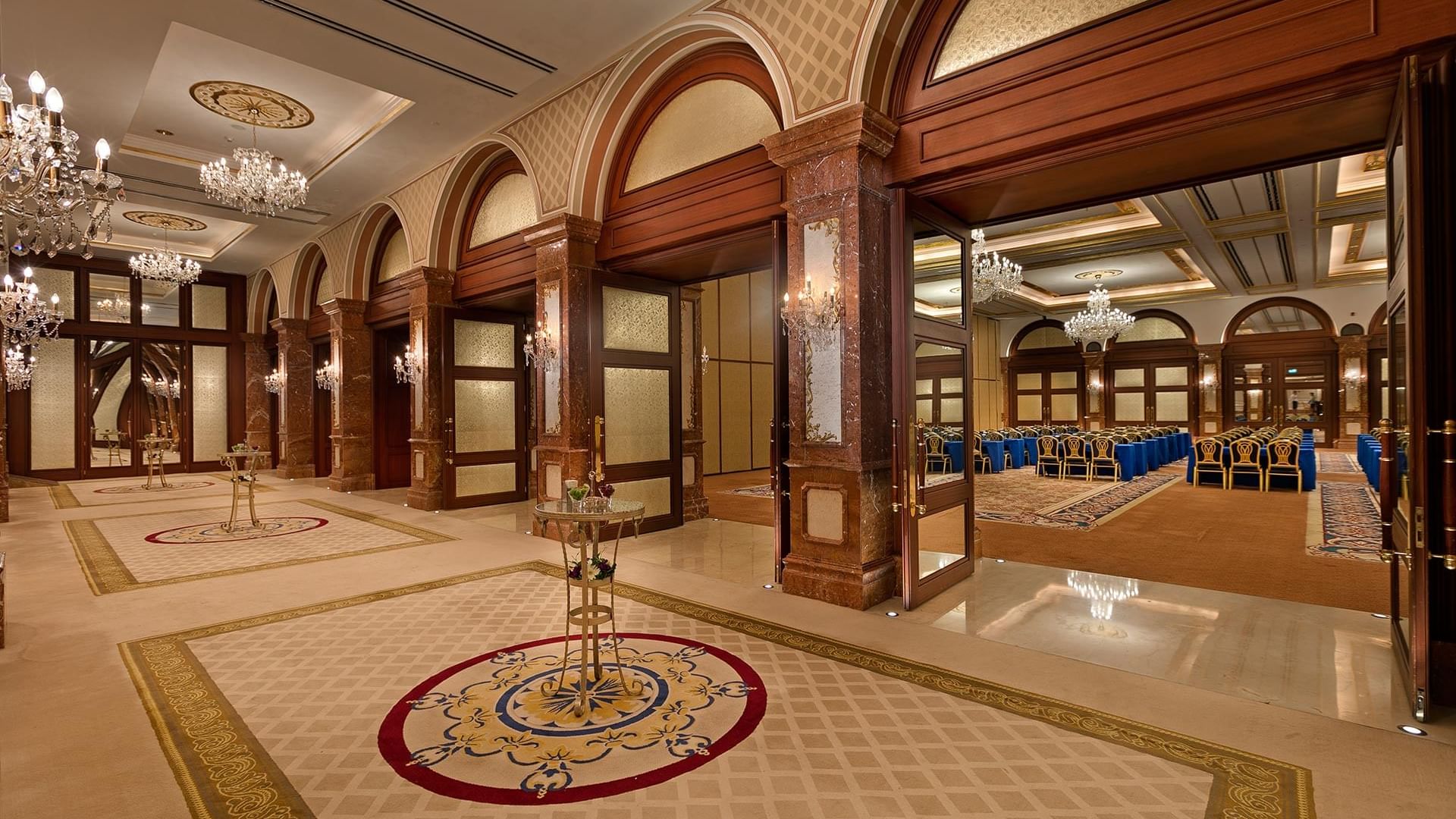 Innenbereich des Flurs im Beylerbeyi Ballsaal des Titanic Mardan Palace.