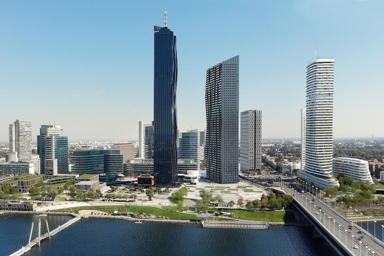 Moderne Skyline der Donau City in Wien mit DC Tower und Hochhäusern entlang der Donau.