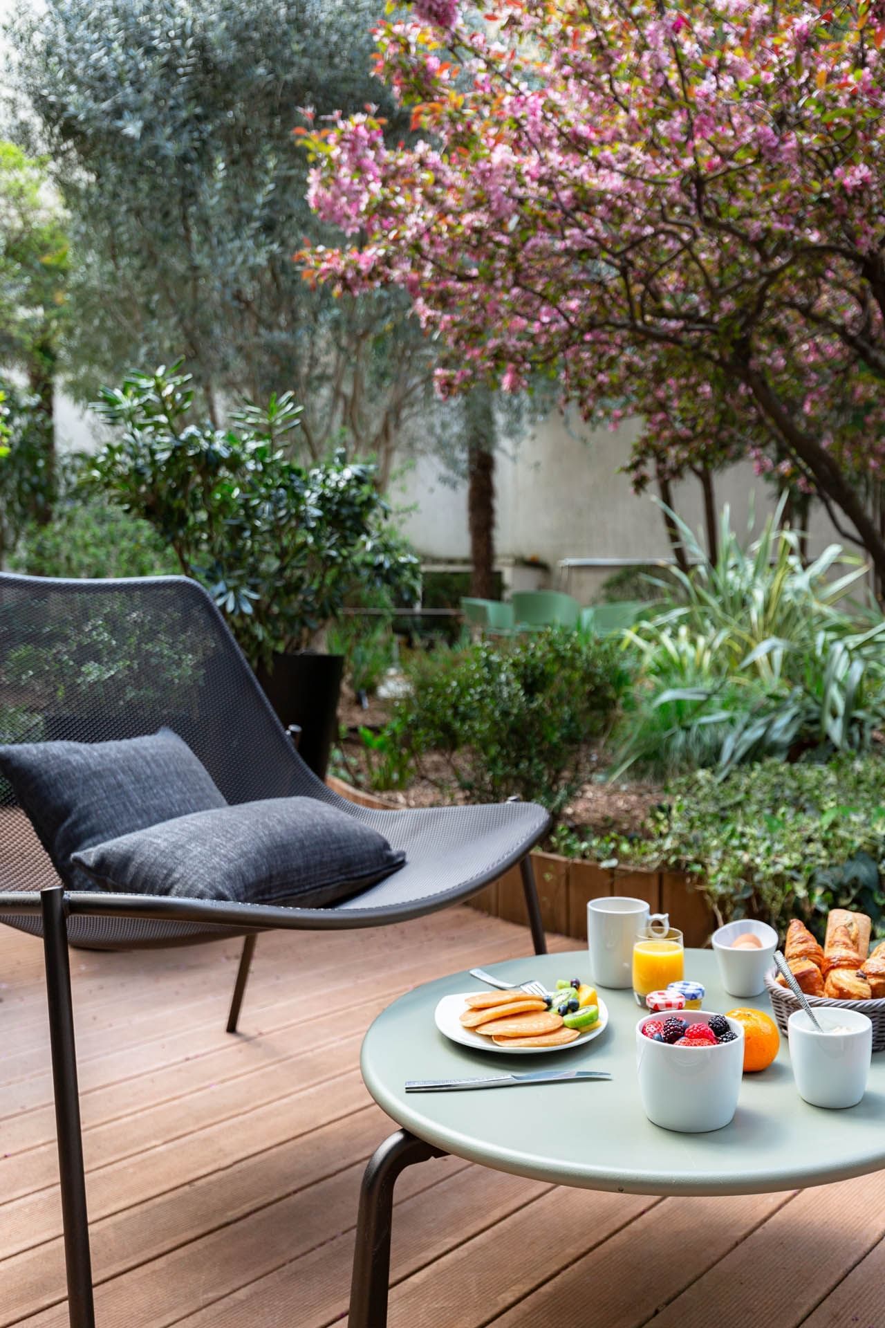 Petit-déjeuner servi en extérieur à l'Oceania Paris Porte de Versailles