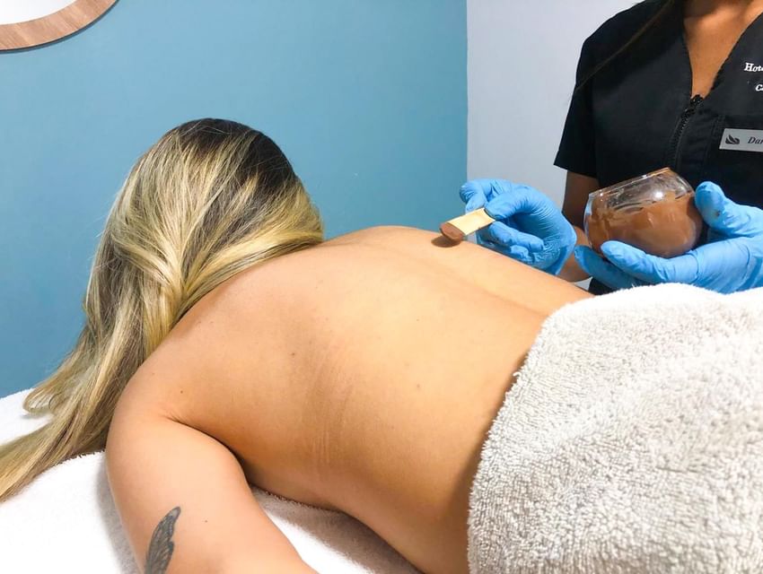 Mujer recibiendo un tratamiento corporal en el spa del Hotel San Fernando Plaza.