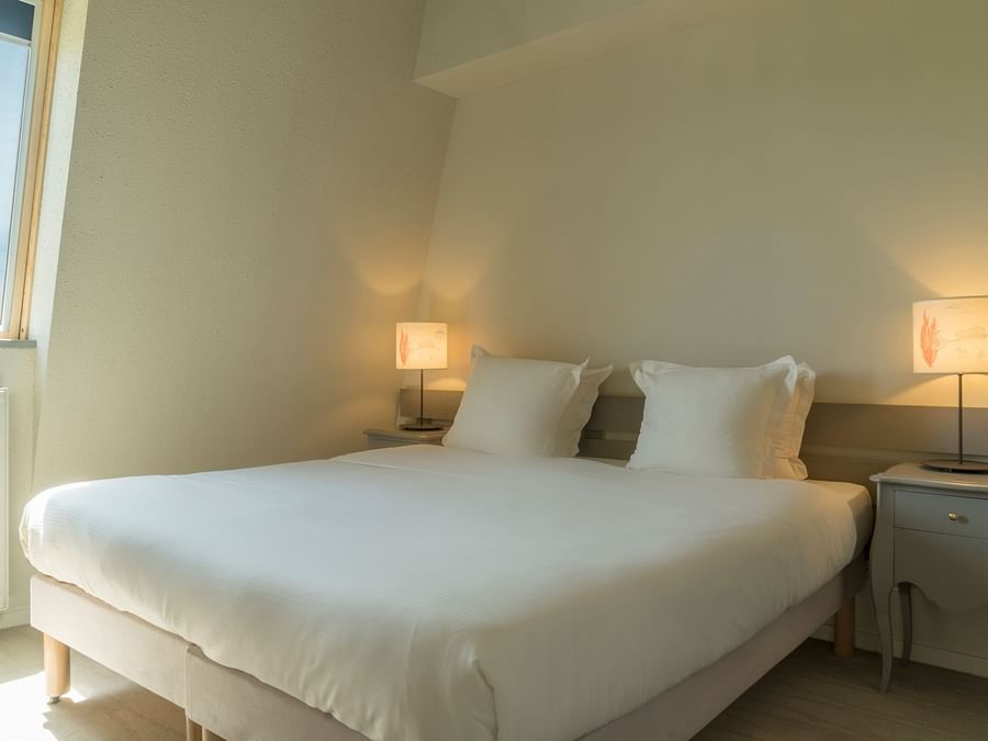 Double bedroom with wooden cupboard at Hotel de la mer
