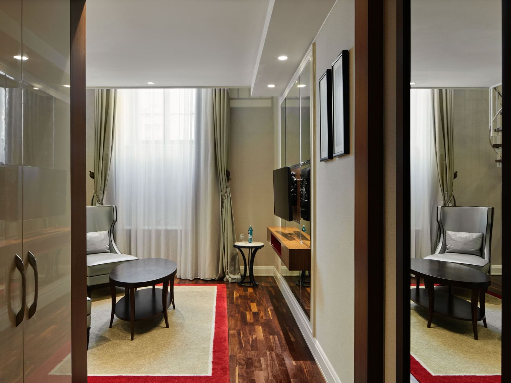 Präsentation des TV-Bereichs in der Gendarmenmarkt Duplex Suite des Titanic Gendarmenmarkt Berlin