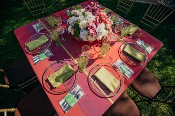 Pink floral dining table in the Garden at Araiza Hotel Calafia