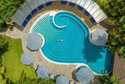 piscina de resort en hideaway hotel