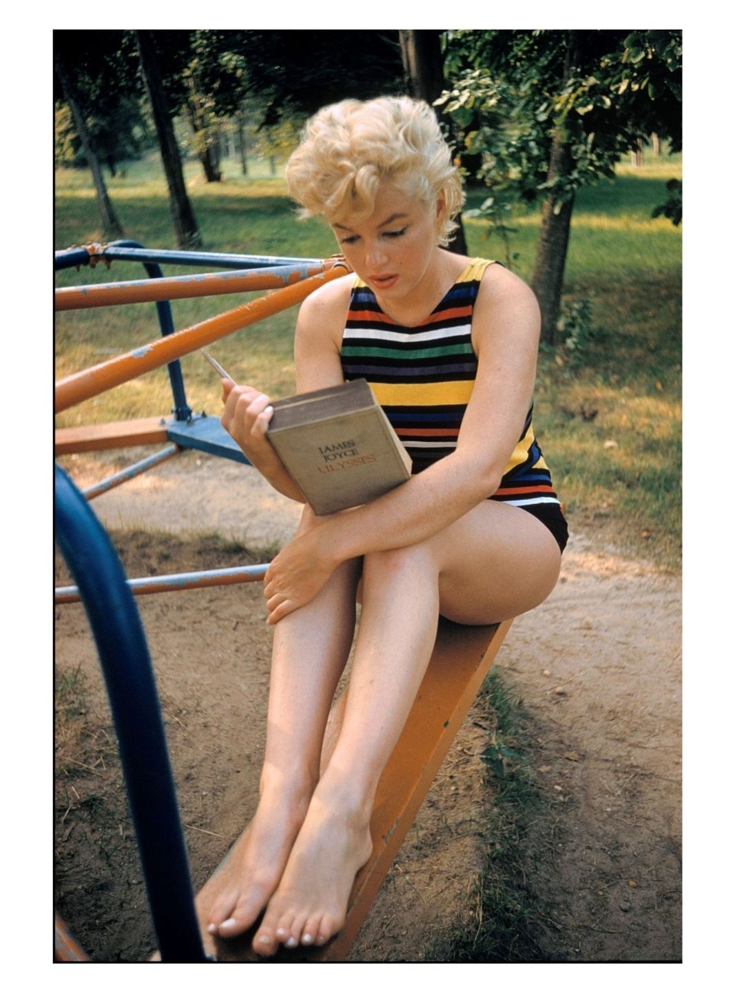 Obra de arte de Marilyn Monroe em exposição junto ao Hotel The Londoner, na qual ela aparece a ler um livro num banco de um parque infantil
