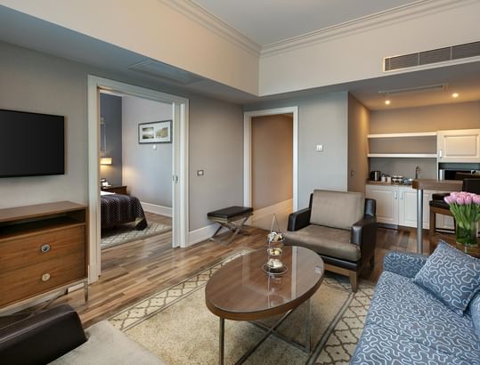 Titanic Business Kartal'ın Club Suite'inde, sıcak ahşap dokularla tasarlanmış geniş bir oturma alanı ve rahat koltuklar sizi bekliyor.