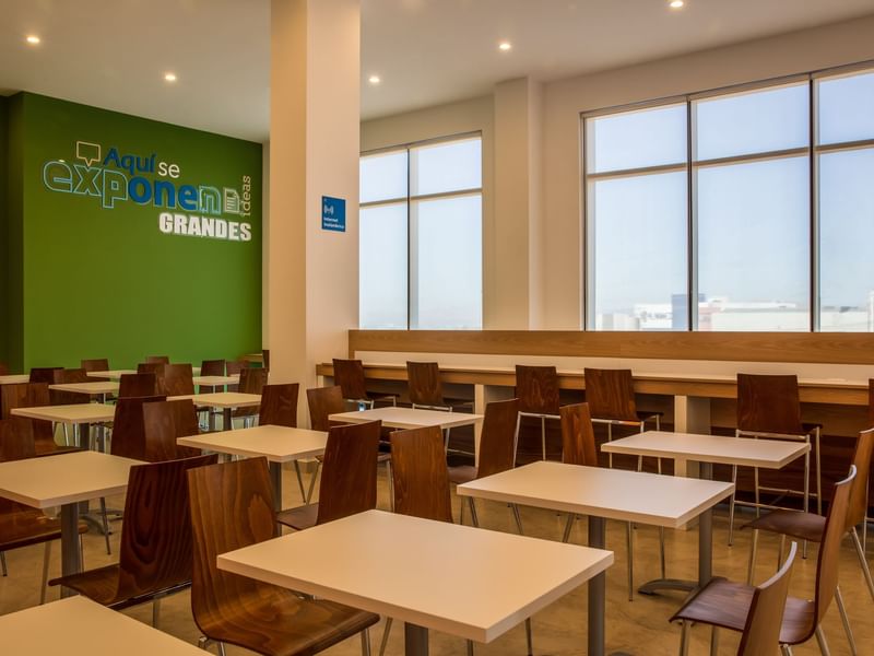 Interior del comedor de una sala de desayunos de One Hotels