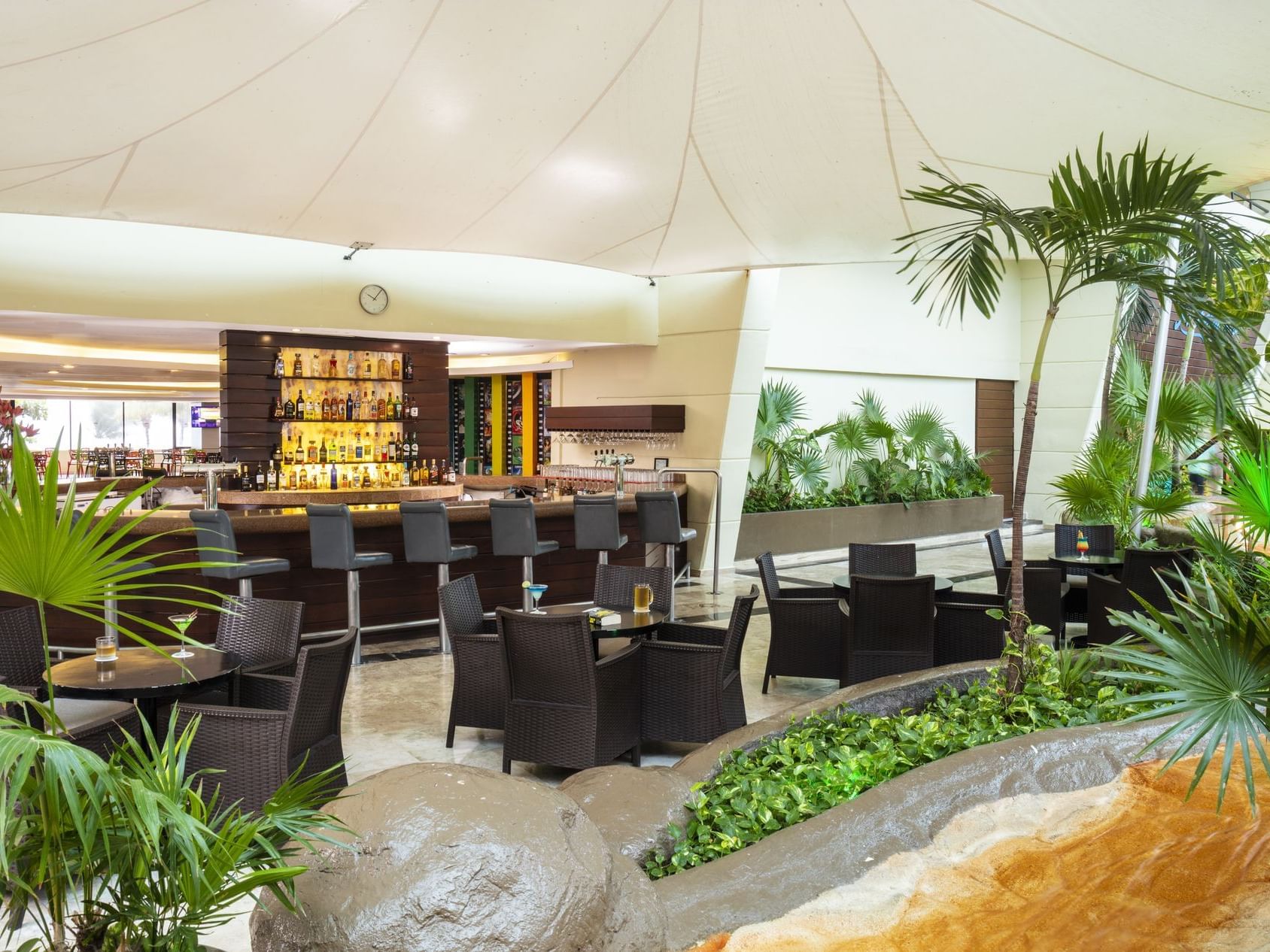 Restaurants & Bars in Cancun | Crown Paradise Club Cancun