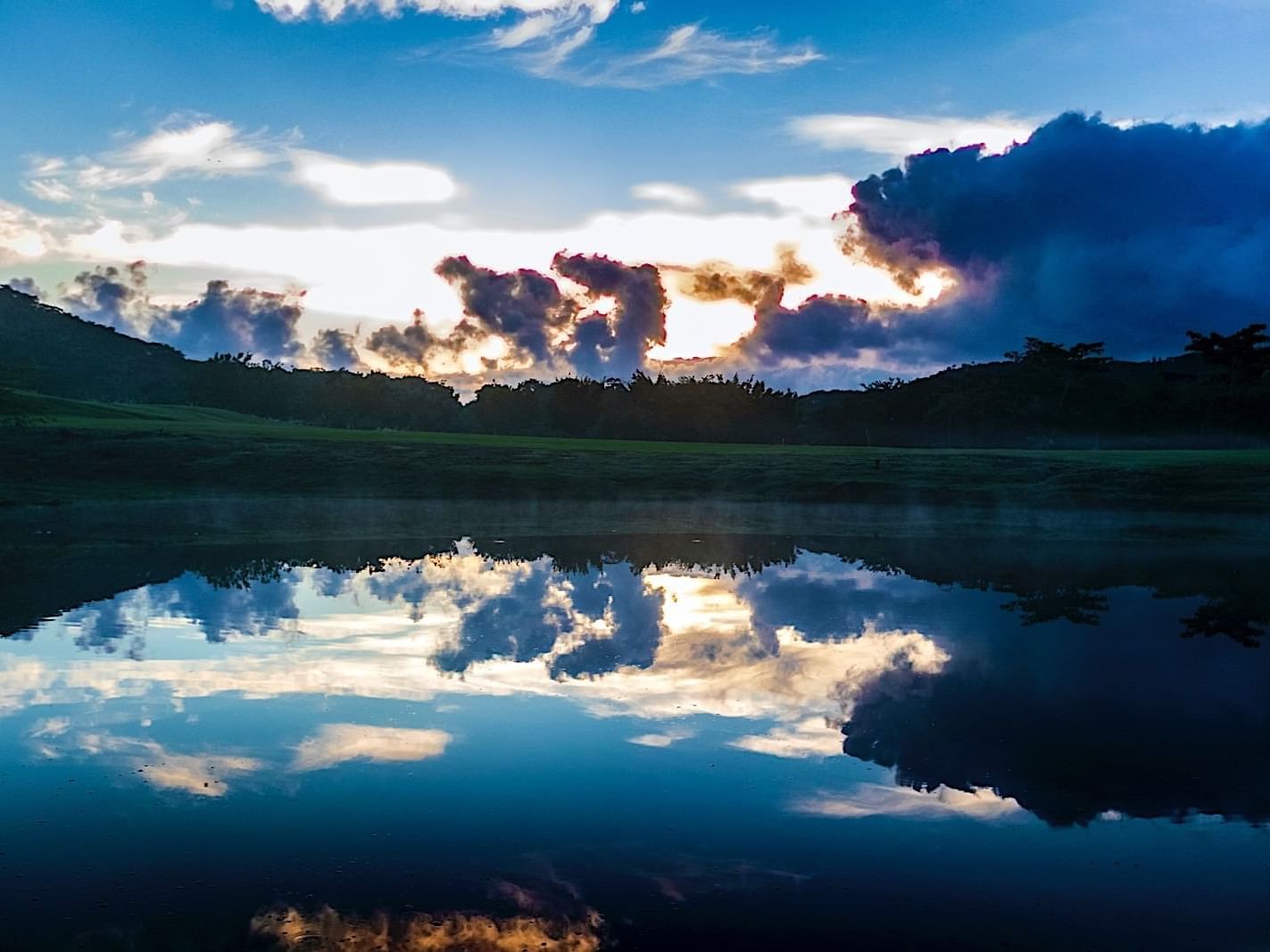 Lago con reflejo del cielo