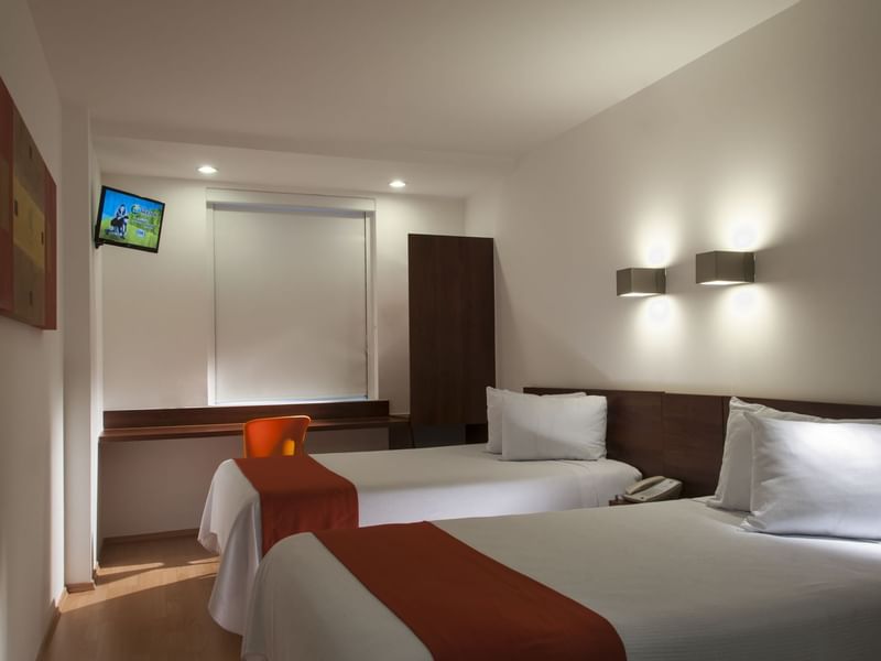 Habitación con cama doble y zona de estar en One Hotels