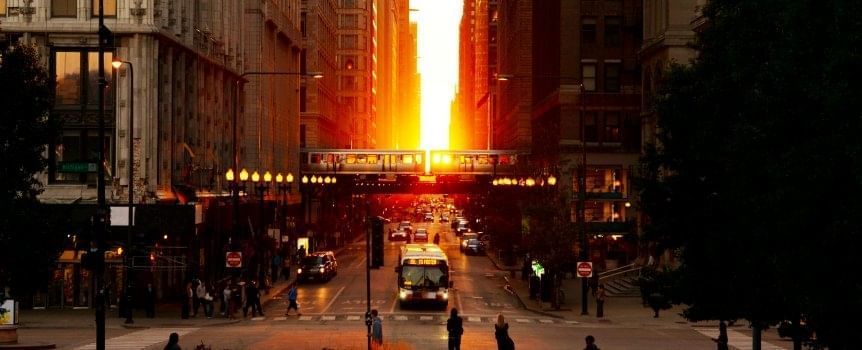 Busy streets of Chicago during the sunset near Kinzie Hotel