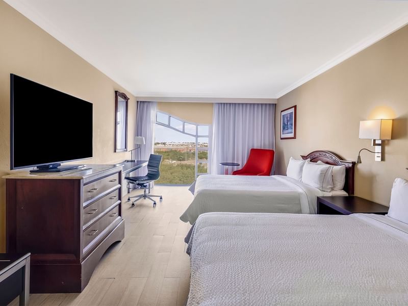 Habitación Superior, 2 Dobles en Fiesta Inn Express Nuevo Laredo con TV grande, escritorio negro y silla roja cómoda