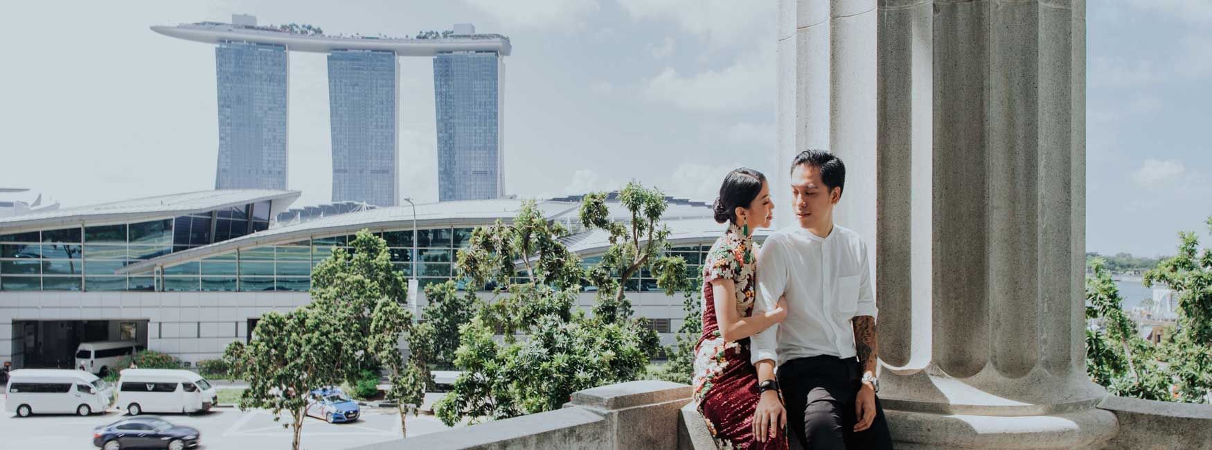 A couple posing on the terrace at Fullerton Singapore