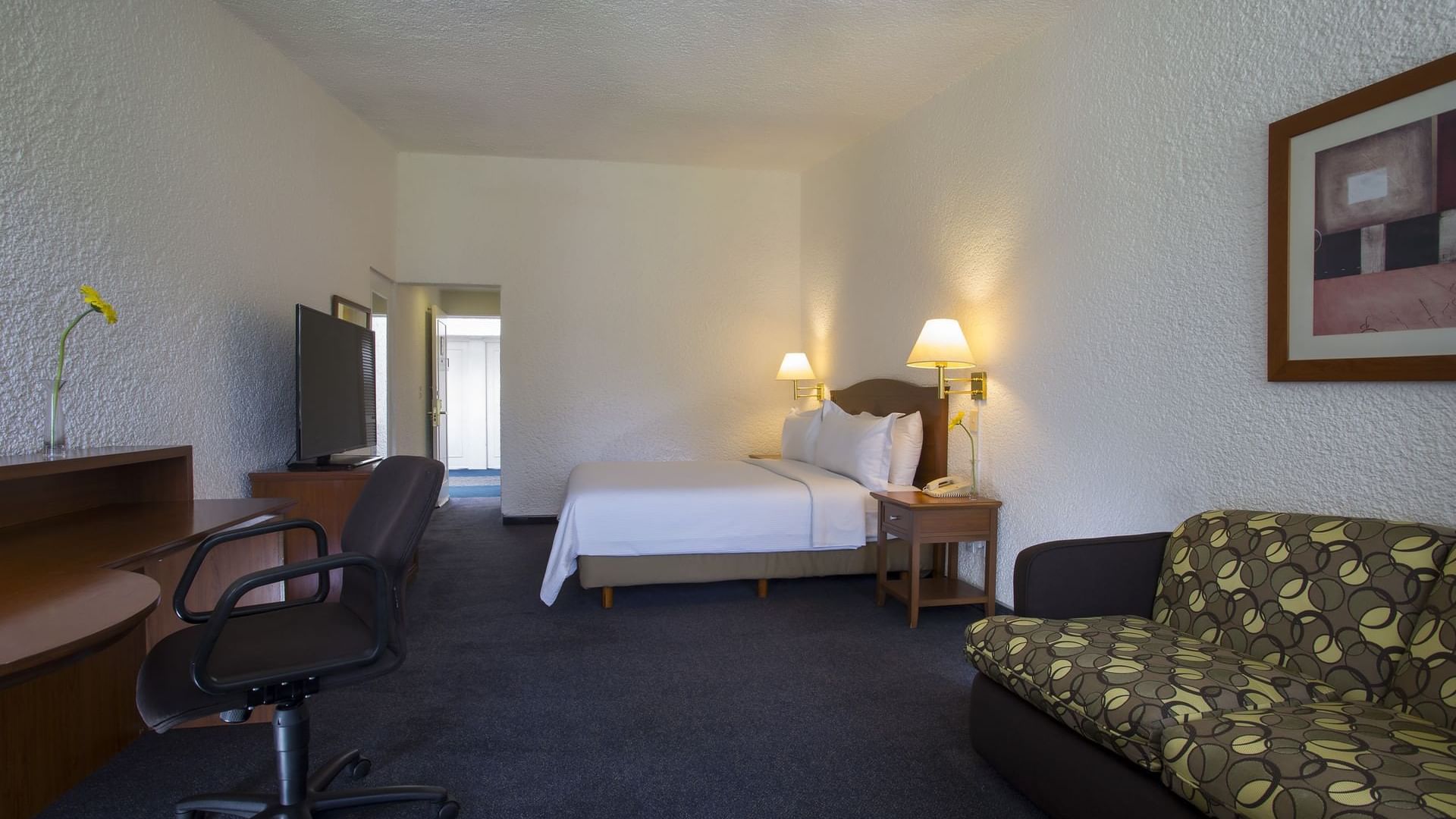 King bed & furniture in Accessible Room at Gamma Pachuca