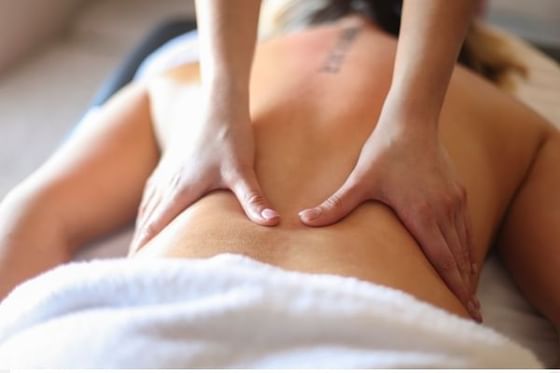 Mujer recibiendo un masaje tradicional sueco en Orquidea Spa & Wellness en Los Altos Resort