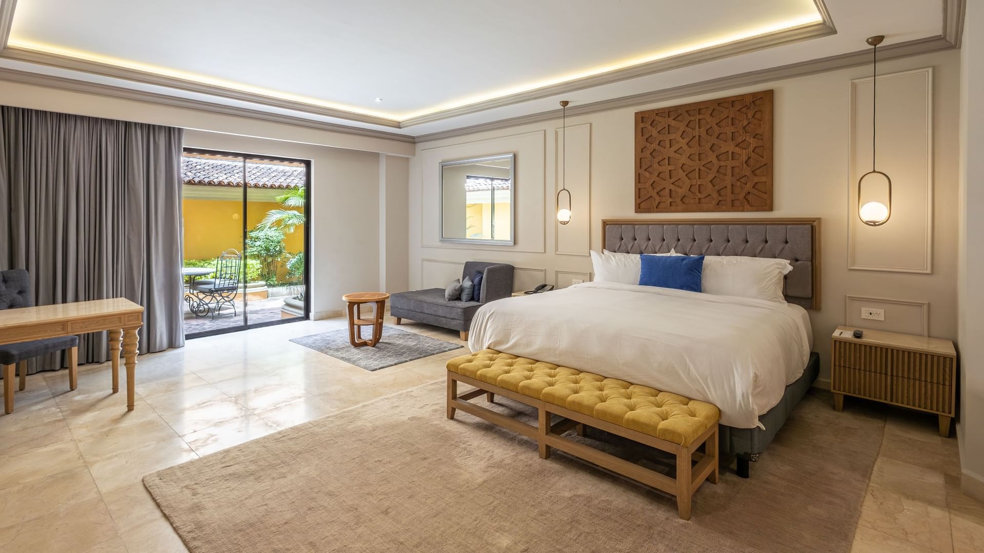 Suite Gran Clase Gold King con cama king, terraza privada y decoración elegante en Quinta Real Monterrey