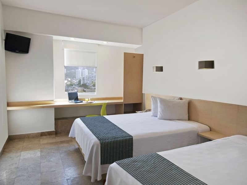 Habitación Superior con cama grande y zona de trabajo en One Hotels