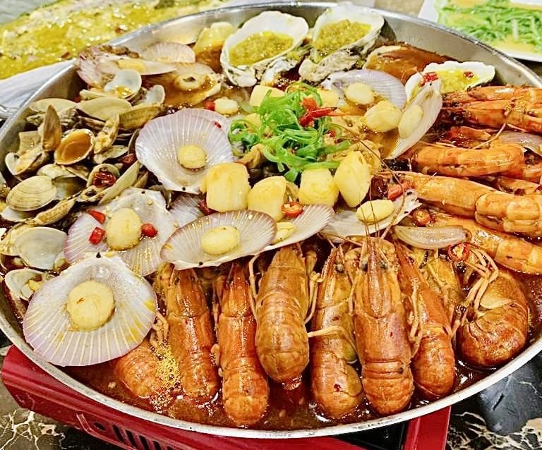 Pan filled with a colorful mix of seafood in Sunway Boulevard 88 at Sunway Hotel Big Box