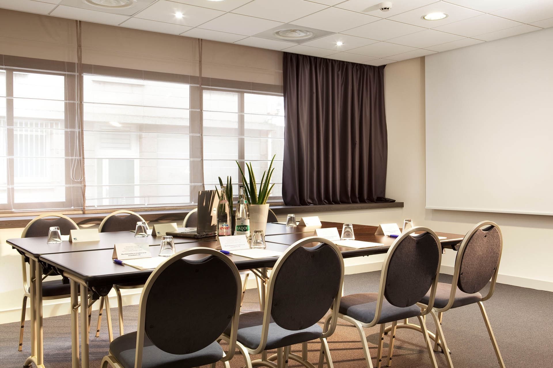 Table de réunion dans une salle de réunion à l'Escale Oceania Quimper