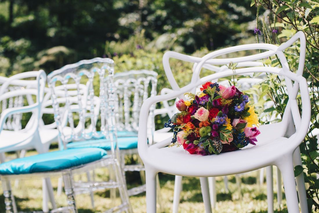 chaise blanche avec bouquet de fleurs