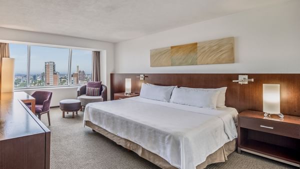 Cama grande en la suite Governor de FA Hotels & Resorts