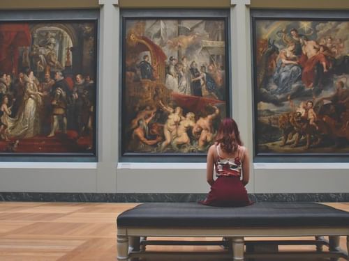 Une fille regardant des œuvres d'art au musée des Maîtres anciens près de l'Hôtel Brussels